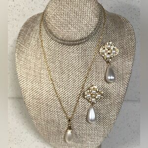 925 faux pearl pendant and gold filled. Necklace is gold filled and earrings